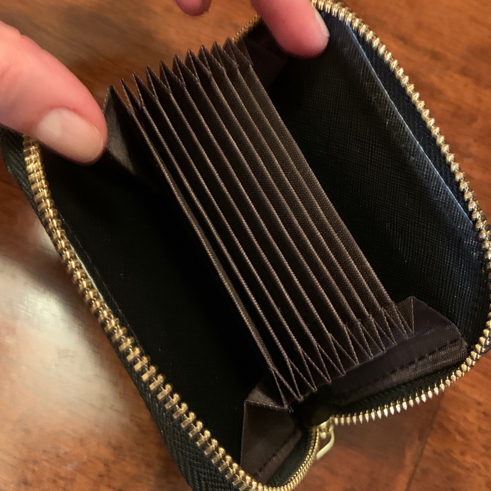 Brand new rare and collectible compacted Louis Vuitton unisex credit card holder - Picture 6 of 17